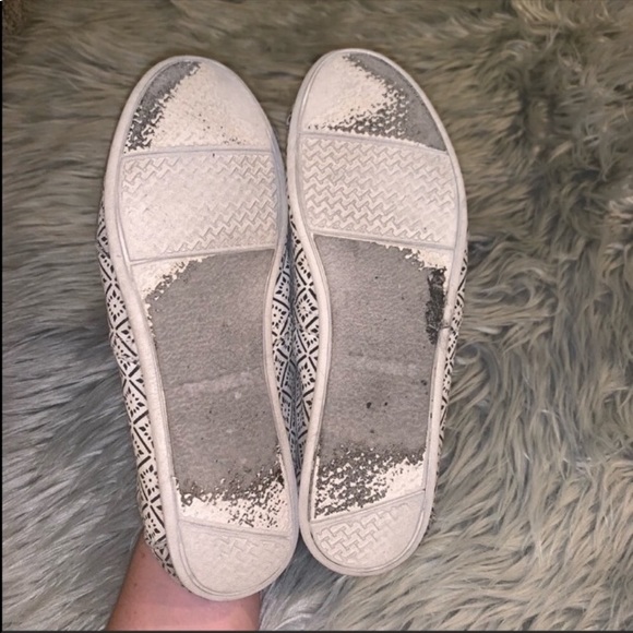 🌻5/35🌻 TOMS | Classic White With Black Print Slip On Slides - Picture 5 of 8